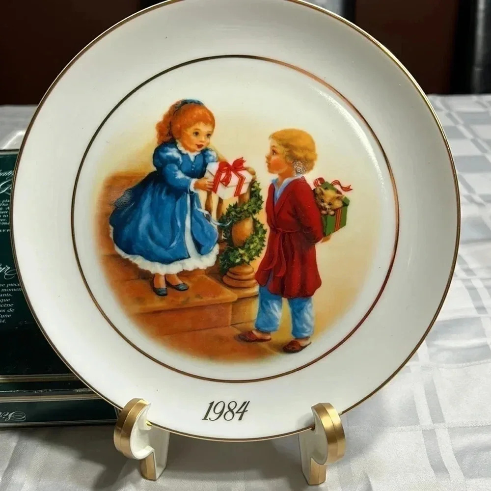 1984 AVON 9” PORCELINE 22 K  gold trim! EXCELLENT CONDITION. JOY OF GIVING